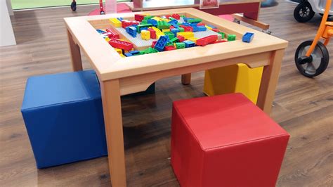 Mooie Lego Speeltafel Met Poefjes In Het Midden Van De Tafel Is Een