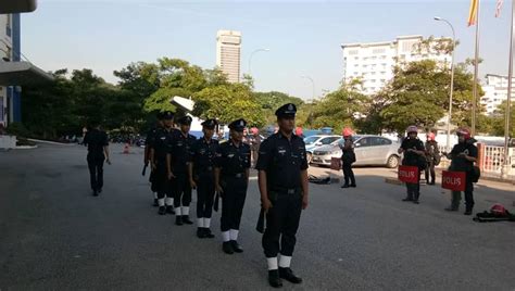 Ucapan hari raya aidilfitri oleh anggota polis dari balai polis seksyen 9, shah alam. Shah Alam Seksyen 9 Balai Polis - Soalan 77