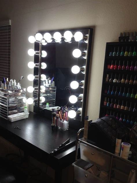 If there is a more important thing in a girl's life than the makeup itself, it is called lighting! Ideas for Making your Own Vanity Mirror with Lights (DIY or BUY)
