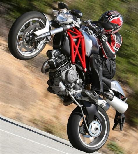 There are three kinds of motorcycle wheelies: Top 10 Motorcycles For Wheelies