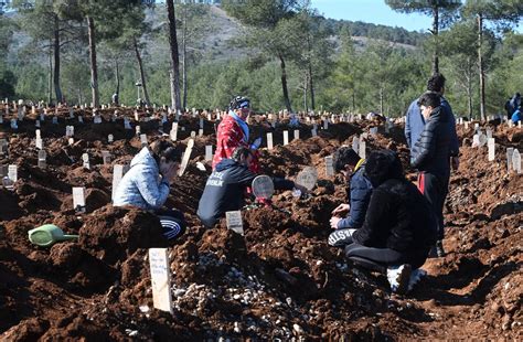 New Burial Sites Being Dug For Quake Victims In Turkiyes Kahramanmaras Middle East Monitor