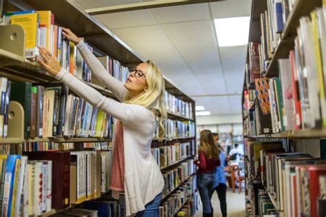 How Much Do Librarians Make Money