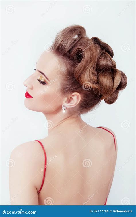 Belle Femme Sexy Dans La Robe Rouge De Satin Et Des Lèvres Rouges Photo Stock Image 52177796
