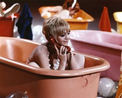 Pin By Dawne Ray On Hair Goldie Hawn Bath Girls Old Hollywood