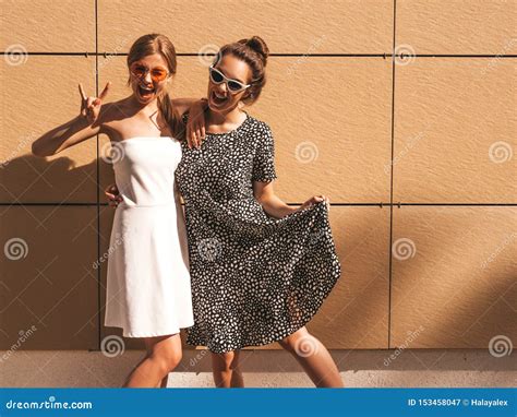 Twee Jonge Mooie Glimlachende Hipster Meisjes In In De Zomerkleren Stock Afbeelding Image Of