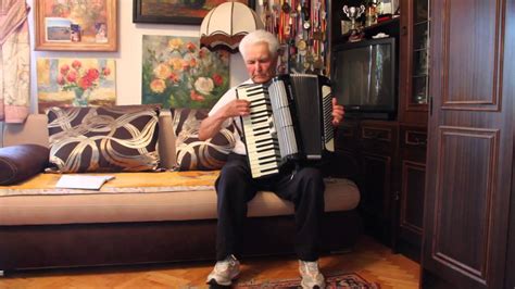 Jan Bułczyński gra na akordeonie Tęsknota za ojczyzną YouTube