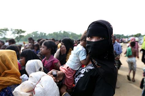 ミャンマーから逃れてきたロヒンギャ難民の女性は子どもを抱き、配給の列に並んでいた＝2017年9月17日、バングラデシュ南東部コックスバザール（18 18）－ロヒンギャ難民の苦難 杉本康弘 世界