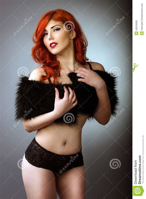 Femme Rousse Sensuelle Posant Dans La Lingerie Noire Photo Stock