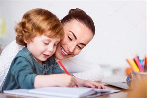 Madre Enseñando A Su Hijo Dibujo — Fotos De Stock © Dmyrtoz 114149742