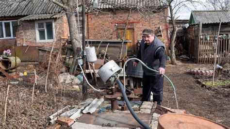 Ukraine Frontline Shelling And Mortar Fire Are An All Day Event But The Residents Wont Leave