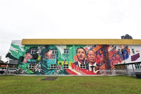 Jalan cenderasari, kuala lumpur tel: Mural Gergasi Bertema Pandemik Jadi Port Instagram Baru Di ...