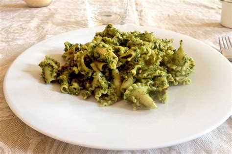 Come preparare un panino di pomodori secchi ripieni alla siciliana. Dott.ssa Elena Aprile Dietista | Ricette - Pesto di ...