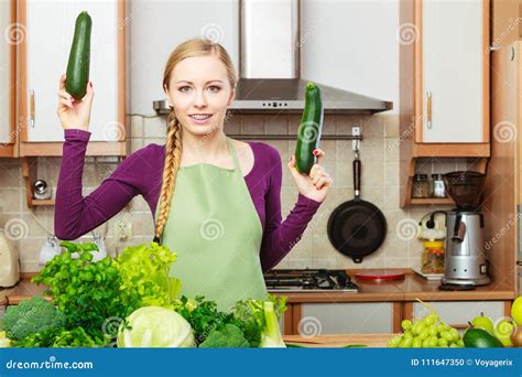 Kobiety Gospodyni Domowa W Kuchni Z Zielonymi Warzywami Zdj Cie Stock