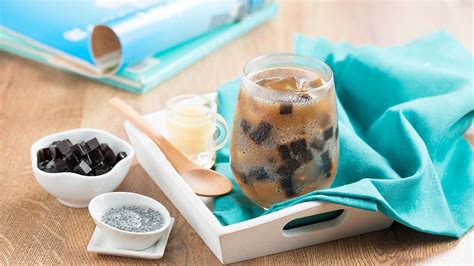 Es cincau merupakan salah satu menu minuman yang menjadi favorit ketika musim panas tiba. Es Cincau Teh Susu | Unilever Food Solutions ID