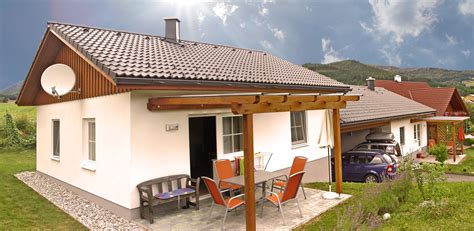 The bright rooms at gästehaus hauser feature cable tv, a seating area and private bathroom. Urlaub - Gästehaus