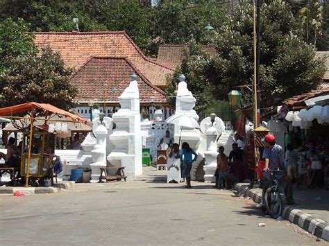 The Shrine Of Sunan Gunung Jati Cirebon Indonesia Holidify