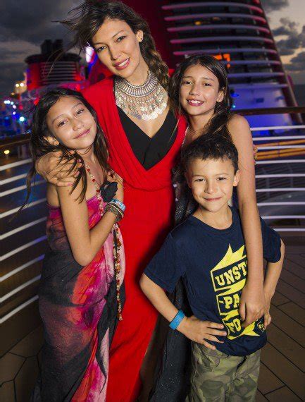 La asociación civil la casa del encuentro, por su parte, informó que desde 2015 a la fecha se cometieron 1.733 femicidios y transfemicidios, a través de un informe donde además indicó que se cometieron 163 femicidios vinculados de varones adultos y niños, y que 2.015 hijas e hijos se quedaron sin madre, y de ese total, 64% (1.305), son. Natalia Durán con sus hijos, dice: "tengo los años del ...