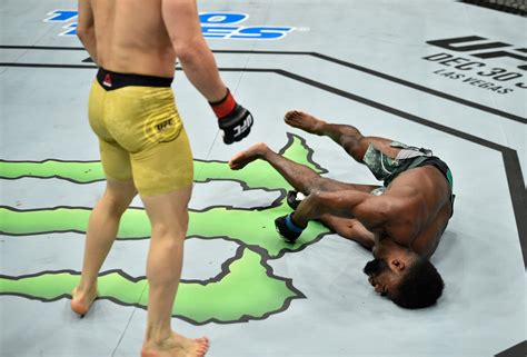 Ufc Fighter Knocked Out Cold After Taking Knee To The Face