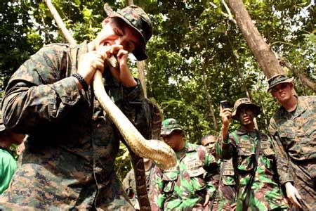 Dini hari di lubang buaya, ishak mengingat kawasan itu dipenuhi tentara. Hantu TNI AD ini disebut dengan nama "RAIDER": Hantu Darat dari pasukan elite TNI AD Indonesia