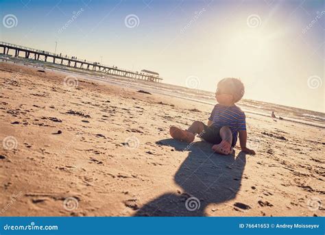 Muchacho Que Se Sienta En La Playa Imagen De Archivo Imagen De Australia Cara