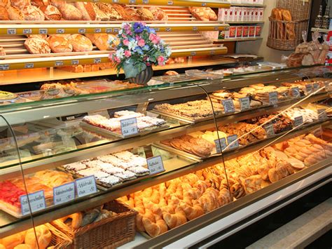 Aus der bäckerei trat eine frau, so um die vierzig. Brot und Brötchen in Garmisch-Partenkirchen kaufen ...