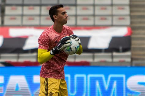 Vladimir tem atualmente 32 anos de idade. Terceiro goleiro do Flamengo, César tem lesão no joelho ...