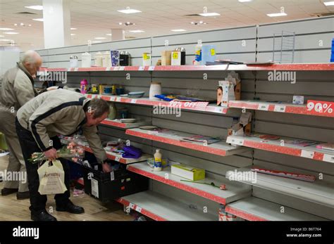 Cazadores de gangas de último minuto en almacenes Woolworths antes
