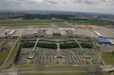 O terminal 2 precisa melhorar um pouco mais sua estrutura, principalmente por se tratar do principal aeroporto do brasil. Aeropuerto Internacional de São Paulo-Guarulhos (GRU)