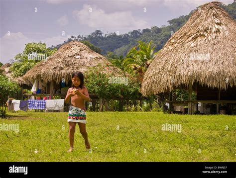 Lake Bayano Panama Mädchen Im Dorf Embera Indigene Gebiet Comarca