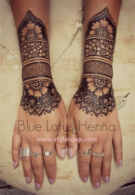 Decorating the feet with beautiful simple mehndi design is tantamount to beautifying it by providing a unique pattern. Latest & Fancy Pakistani Mehndi Designs & Trends 2020-2021 ...