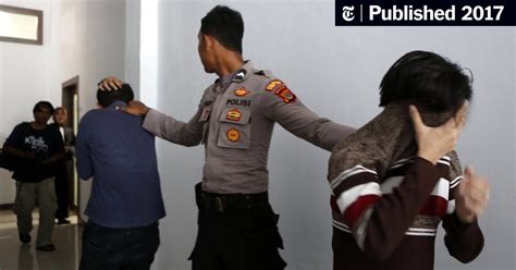 Dos Hombres En Indonesia Son Sentenciados A Recibir Azotes Por Tener