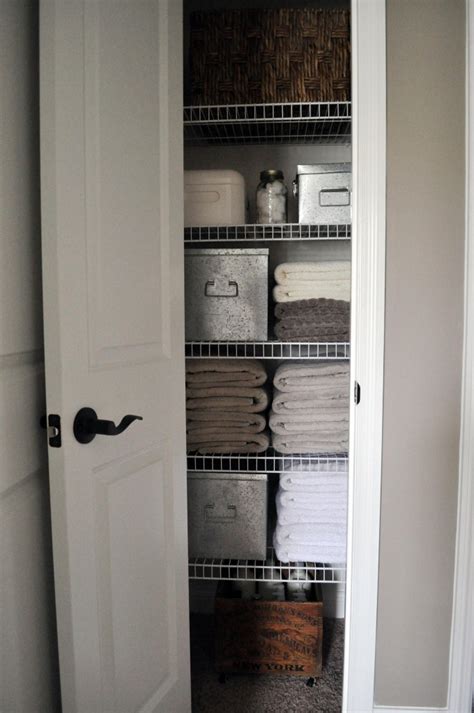 For quick organization, buy a plastic tub for under the sink and load it up with your supplies. 20 Beautifully Organized Linen Closets | The Happy Housie
