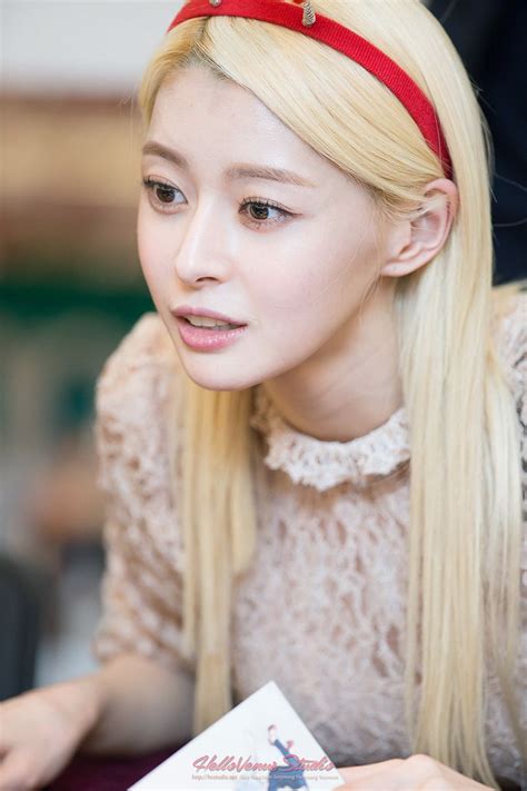 I just cant stand from crying that she is not the lead in itaewon class. Hello Venus - Kwon NaRa fansign 141211 : 출처: ttt.co.kr 권나라 ...