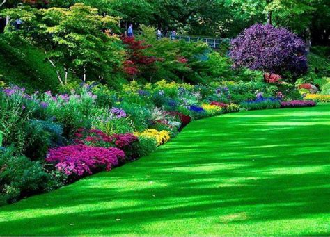 Perfectly Manicured Lawn And Floral Border Beautiful Gardens Dream