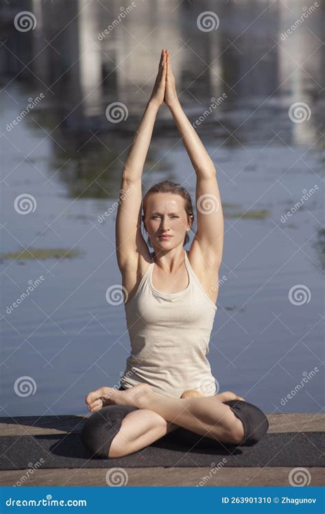 Junge Nackte Frau Praktiziert Yoga Am Strand Stockfoto Bild Von Fahrwerkbeine Kaukasisch