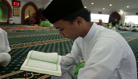 Al quran itu memiliki 600 halaman, maka bacalah 2 lembar setiap usai sholat. Lakukan Cara-Cara ini Agar Kamu Bisa Khatam Al-Qur'an di ...