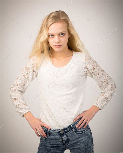 Rubia Hermosa Adolescente Chica En Pantalones Vaqueros Y Blanco Superior Fotografía De Stock