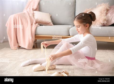 Süße Kleine Ballerina In Spitzenschuhen Zu Hause Stockfotografie Alamy