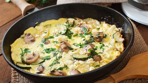 Teksturnya ringan, membal dengan rasa tak terlalu. Resep Omelet Telur Bebek - SajianLezat.com