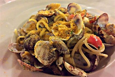 1 kg vongole veraci grosse, 200 g spaghetti, 1 testa d'aglio, 1 peperoncino fresco, prezzemolo fresco, prezzemolo riccio, basilico, olio, sale. Spaghetti alle vongole e bottarga - Monicucci Chef