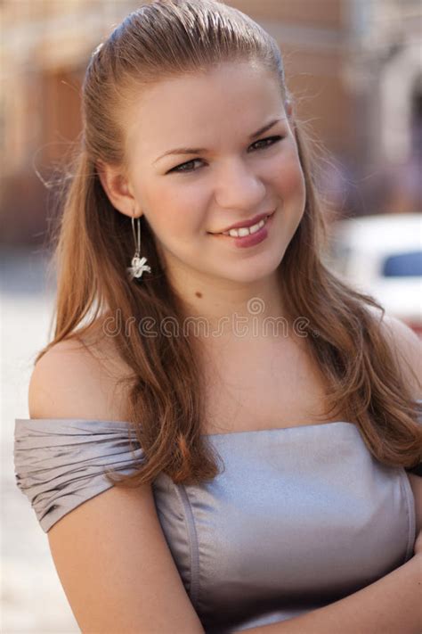 Portret Van Een Mooi Meisje Met Een Kanon Stock Foto Image Of Rood