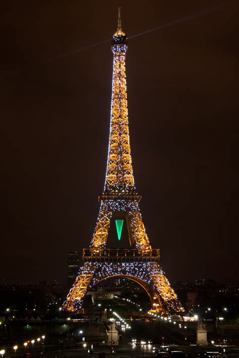 Balcón con vistas a la torre eiffel. Espectáculo de luces nocturno de la Torre Eiffel, París ...