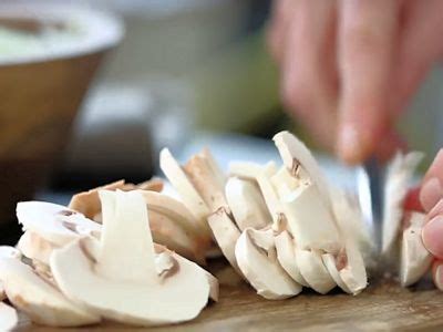 Velouté aux champignons de Paris tuile au parmesan