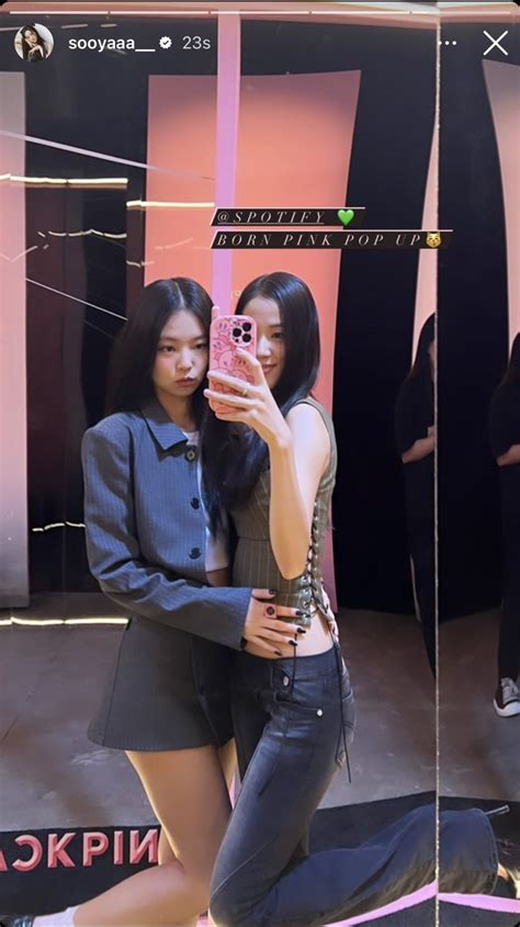 Jisoo Jennie posted their mirror selfie in IG story 𝐽𝐽 official jensoo
