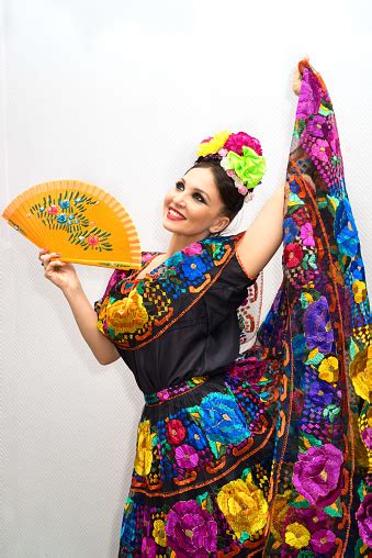 Hermosa Mujer Mexicana Sonriente En Vestido Tradicional Mexicano Con