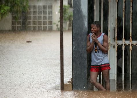 Cyclone Kenneth Photos Rescuers Deploy Homes Collapse Amid Flooding In Mozambique Sapeople