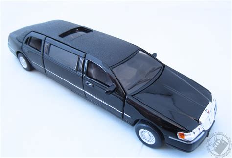 1999 Lincoln Town Car Stretch Limousine Diecast Model With Pullback