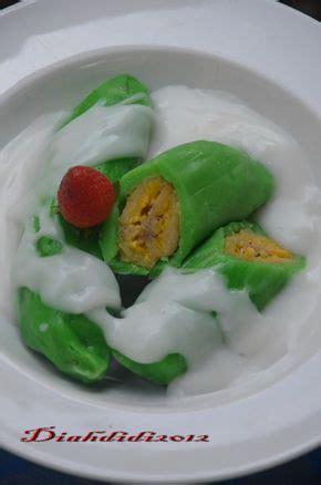 Pisang ijo berupa pisang yang dibalut dengan adonan tepung berwarna hijau. Pisang Ijo Khas Makasar | Makanan minuman, Resep masakan ...