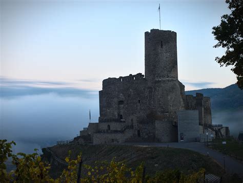 Gotomeeting virtual backgrounds guide huddlet. Burg mit Nebel im Hintergrund bei Sonnenaufgang Foto & Bild | kunstfotografie & kultur ...