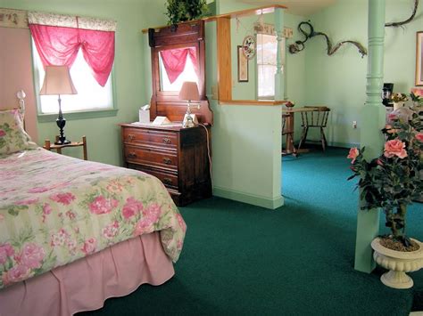 These cabins are located on the pigeon river and is known for its relaxing, peaceful atmosphere. Brookside Cabin Rentals near Shenandoah National Park in ...